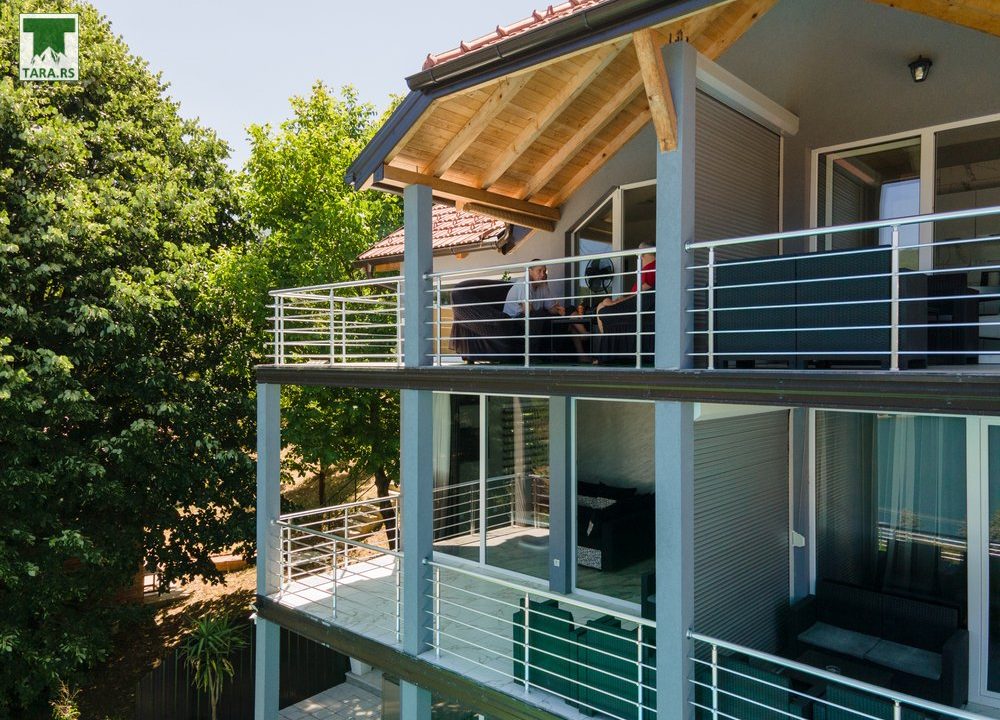 perućac-apartmani-drinska-priča-smeštaj-sa-bazenom (18)