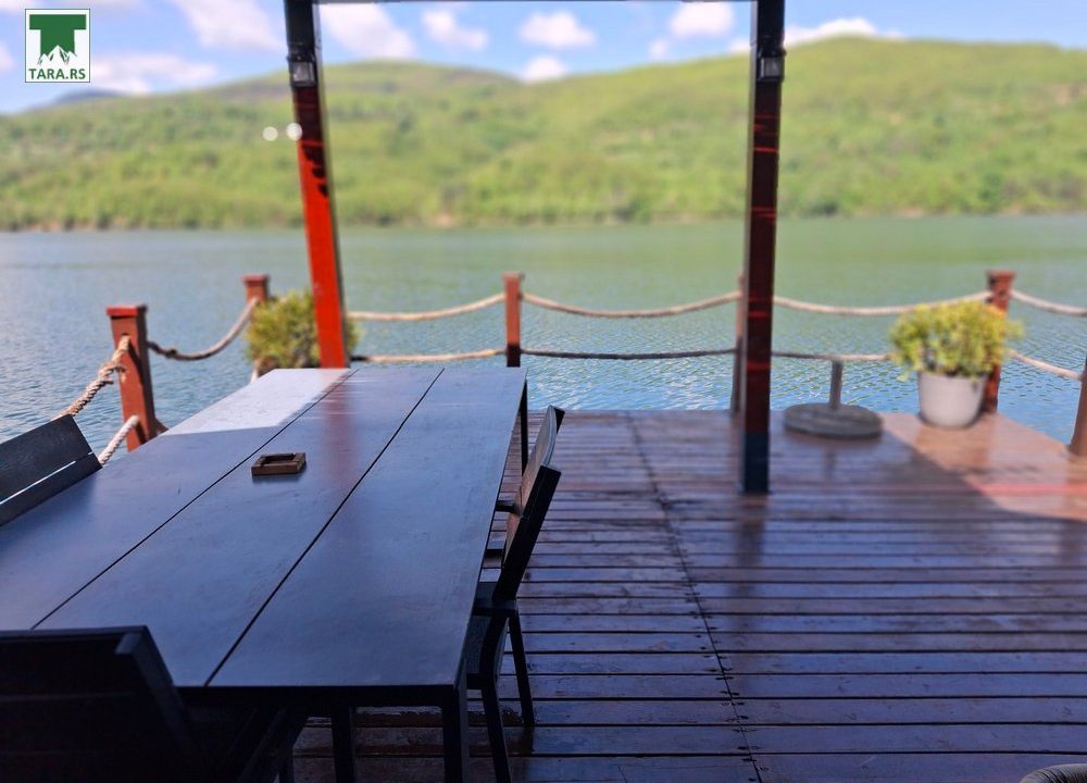 splav-victoria-jezero-perućac-smeštaj-1