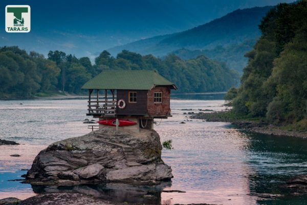 kućica na steni na reci drini bajina bašta drina tara (5)