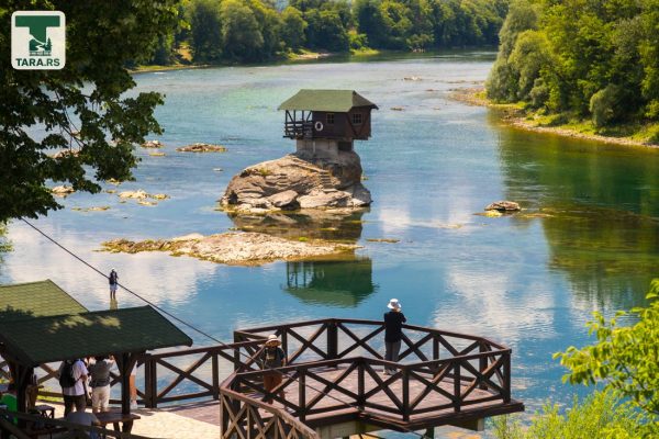 kućica na steni na reci drini bajina bašta drina tara (7)