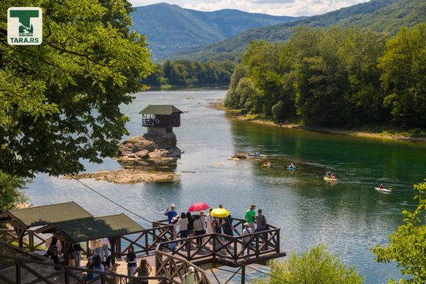 kućica na steni na reci drini bajina bašta drina tara (8)